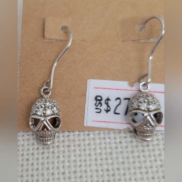 Small Skull Dangling Earrings - Picture 5 of 5